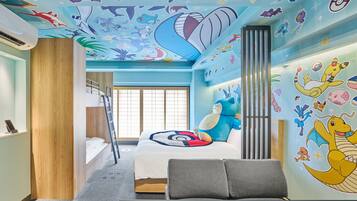 Une chambre avec un lit superposé, un bureau et une grande fresque murale représentant des personnages de Pokémon.