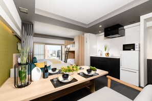 Duntäcken, värdeförvaringsskåp på rummet och skrivbord