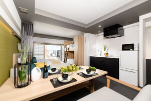 Edredones de plumas, caja fuerte, escritorio y cortinas opacas