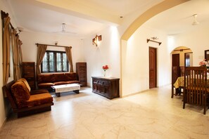 Apartamento família, 2 quartos, vista para o jardim | Área de estar | TV de tela plana