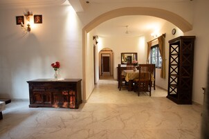 Appartamento familiare, 2 camere da letto, vista giardino | Area soggiorno | TV a schermo piatto