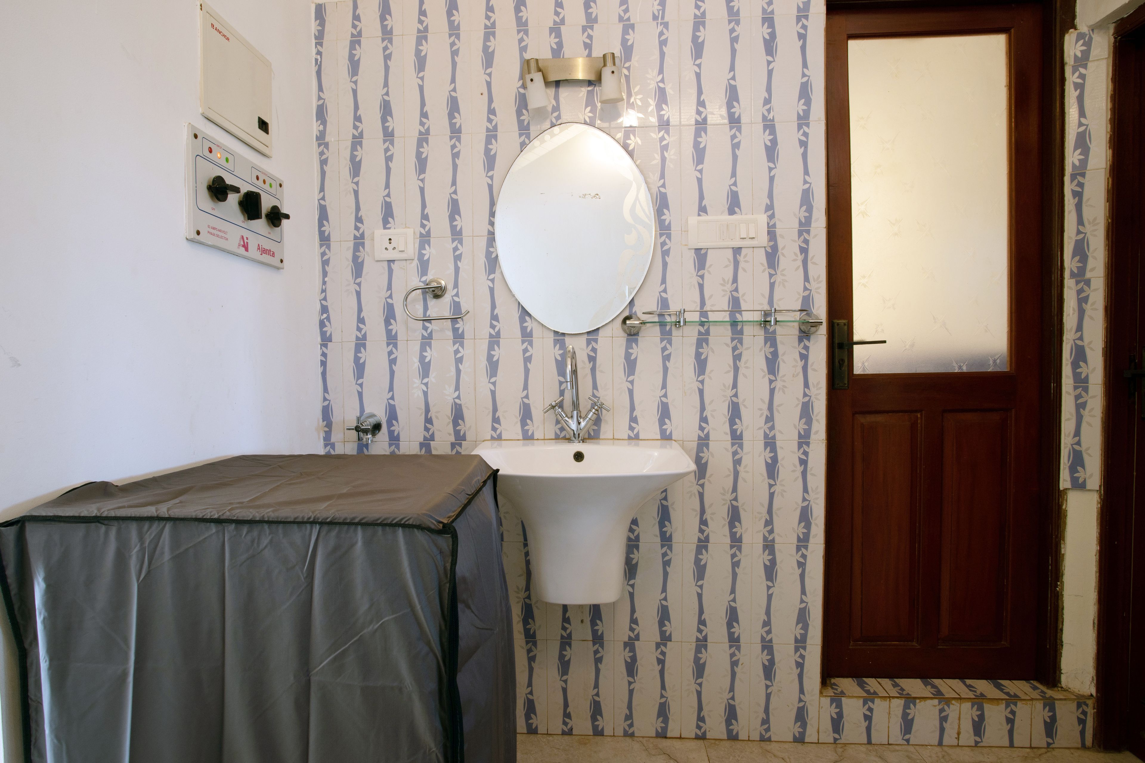 Ein Badezimmer mit Waschbecken, Spiegel und Tür.