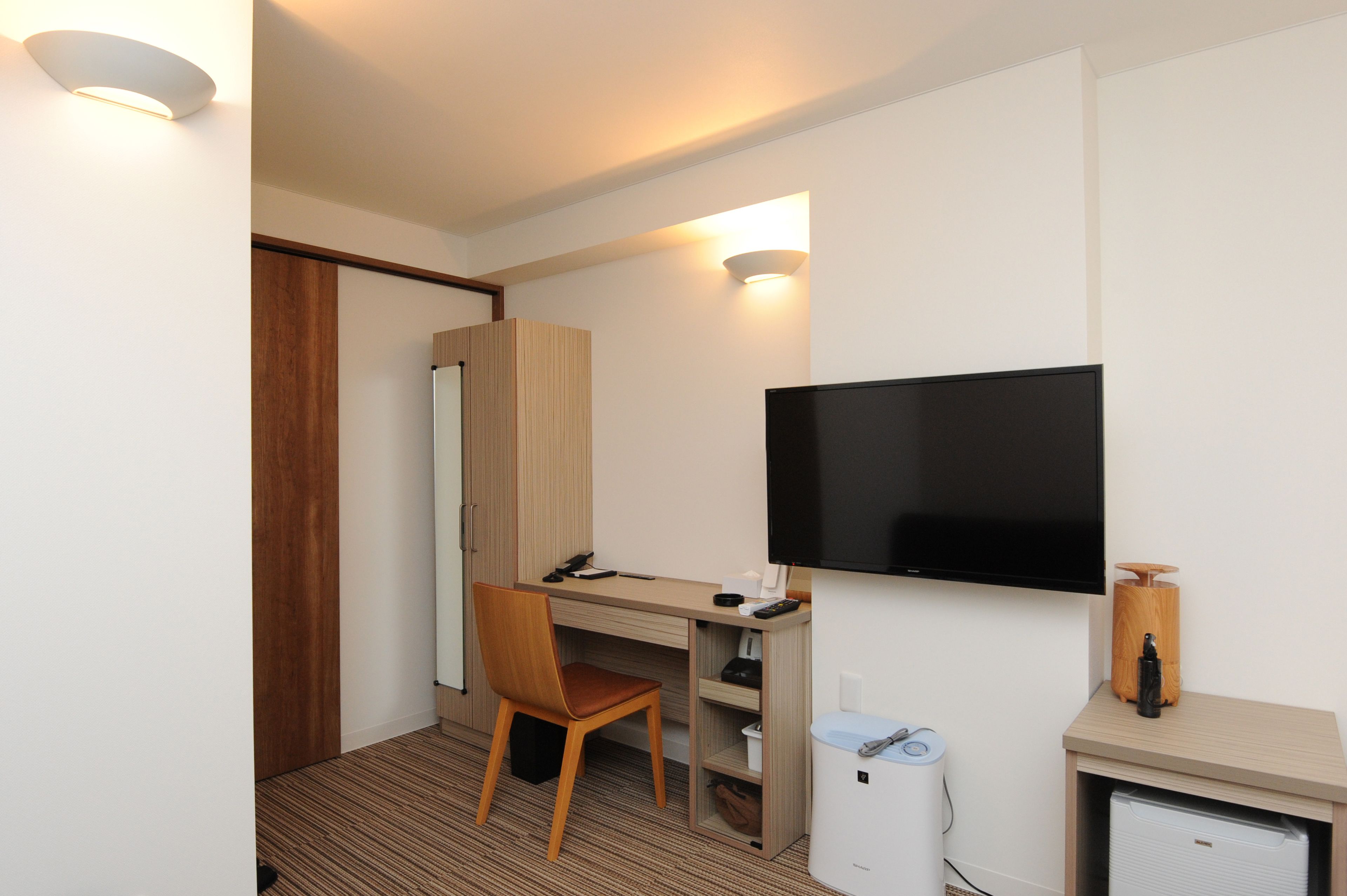 desk, free wifi, bed sheets