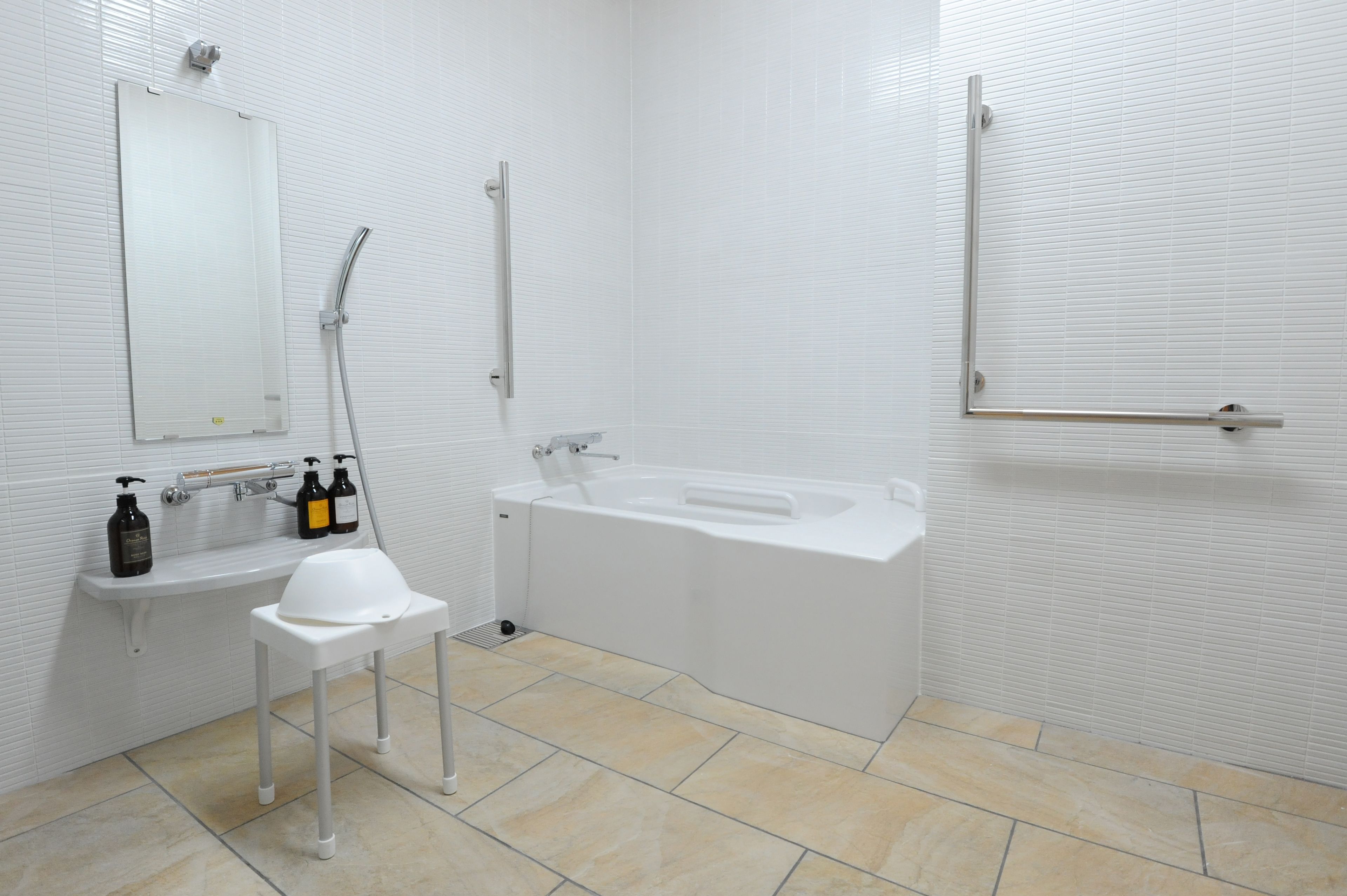 accessible twin room non smoking | bathroom | free toiletries, hair dryer, slippers, electronic bidet
