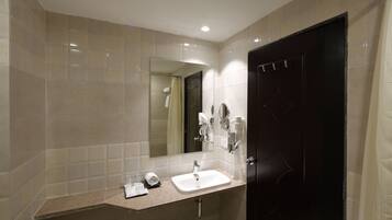 Shower, rainfall showerhead, free toiletries, hair dryer