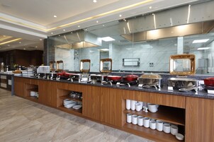 Se sirven desayunos y almuerzos, restaurante con mesas al aire libre 