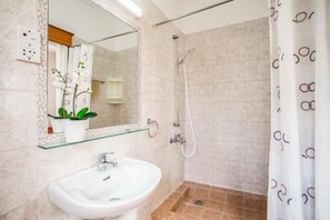 Villa | Badezimmer | Badewanne, Komfortbadewanne, Haartrockner, Handtücher