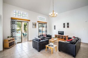 Villa | Wohnbereich | Flachbildfernseher