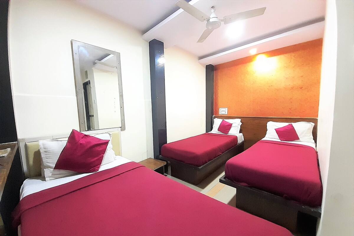 Quarto triplo luxo, várias camas | Wi-Fi de cortesia, roupa de cama