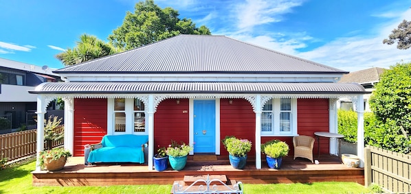 Front of property - Rewa House ~ city home, 3 bedrooms, walk to CBD (Christchurch)