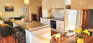 Private kitchen - Rewa House ~ city home, 3 bedrooms, walk to CBD (Christchurch)