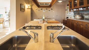 Kühlschrank, Herdplatte, Wasserkocher mit Kaffee-/Teezubehör, Toaster