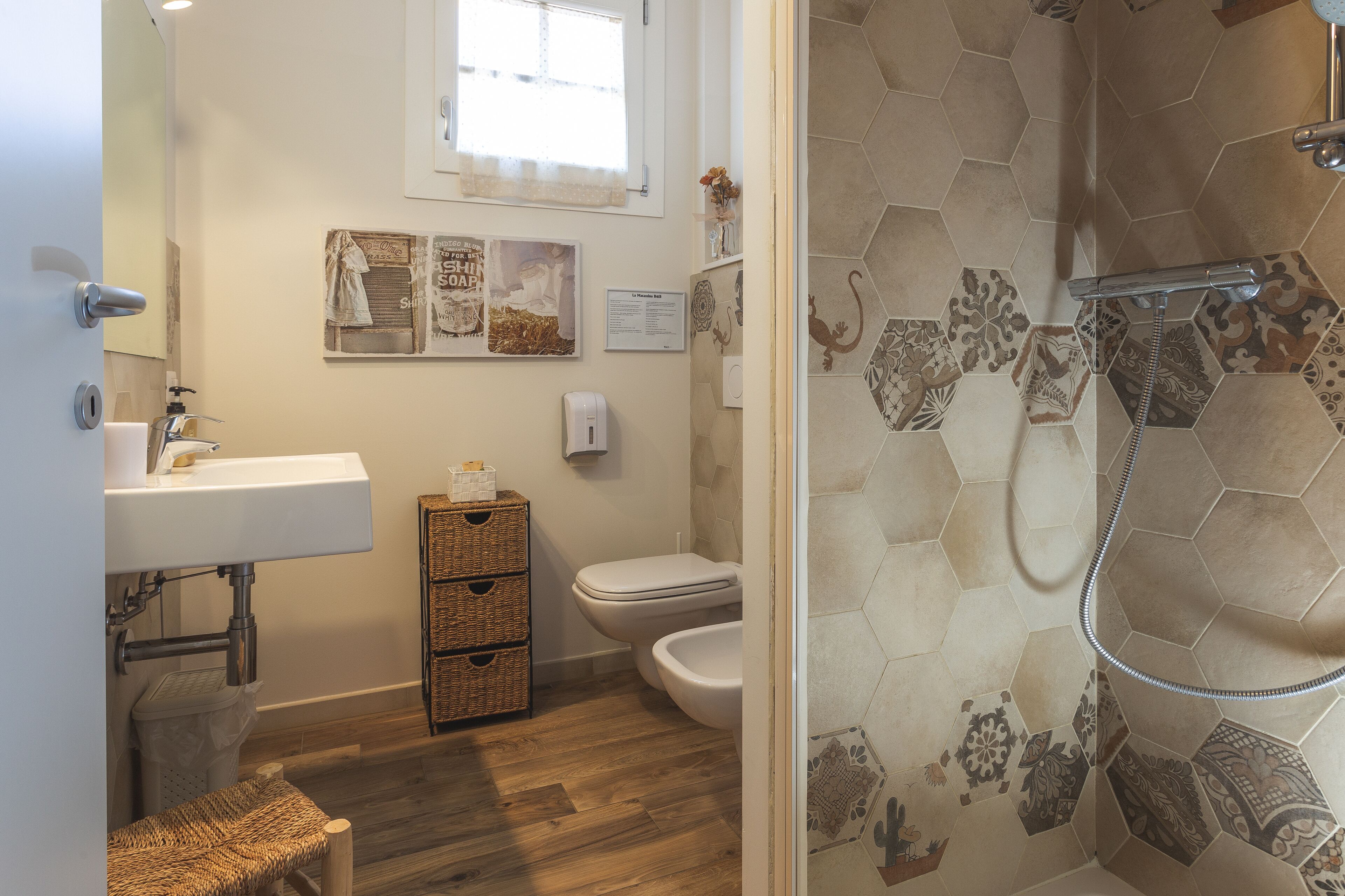 Comfort Double Room | Bathroom | Shower, free toiletries, hair dryer, bidet