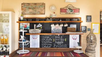 Kühlschrank, Herdplatte, Wasserkocher mit Kaffee-/Teezubehör, Toaster