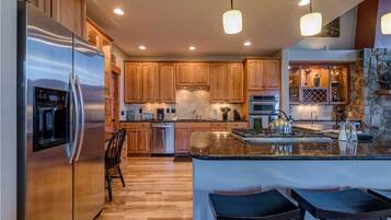 Superior House | Private kitchen | Microwave, oven, stovetop, dishwasher