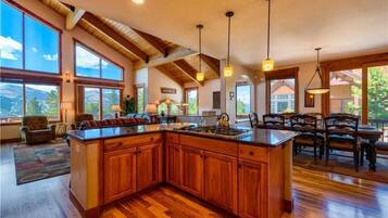 Superior House | Private kitchen | Microwave, oven, stovetop, dishwasher