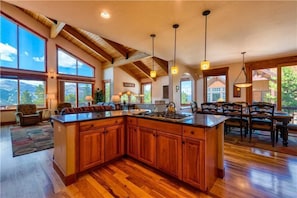 Superior House | Private kitchen | Microwave, oven, stovetop, dishwasher - Firelight Luxury (Breckenridge)