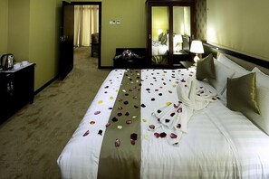 In-room safe, iron/ironing board, free WiFi, bed sheets - City Point Hotel (Manama)