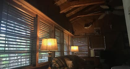 Vintage Fish Camp Cabin Sleeps 4<br>¡Uso GRATUITO de kayak, canoa y bicicleta!<br>¡RESERVANDO LA CAÍDA!