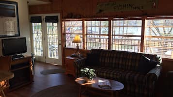 Fernseher, Kamin, Videospiele, DVD-Player