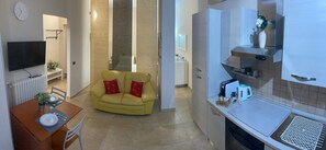 舒適開放式客房 | 起居區 | 32-吋智慧型電視，提供數位頻道