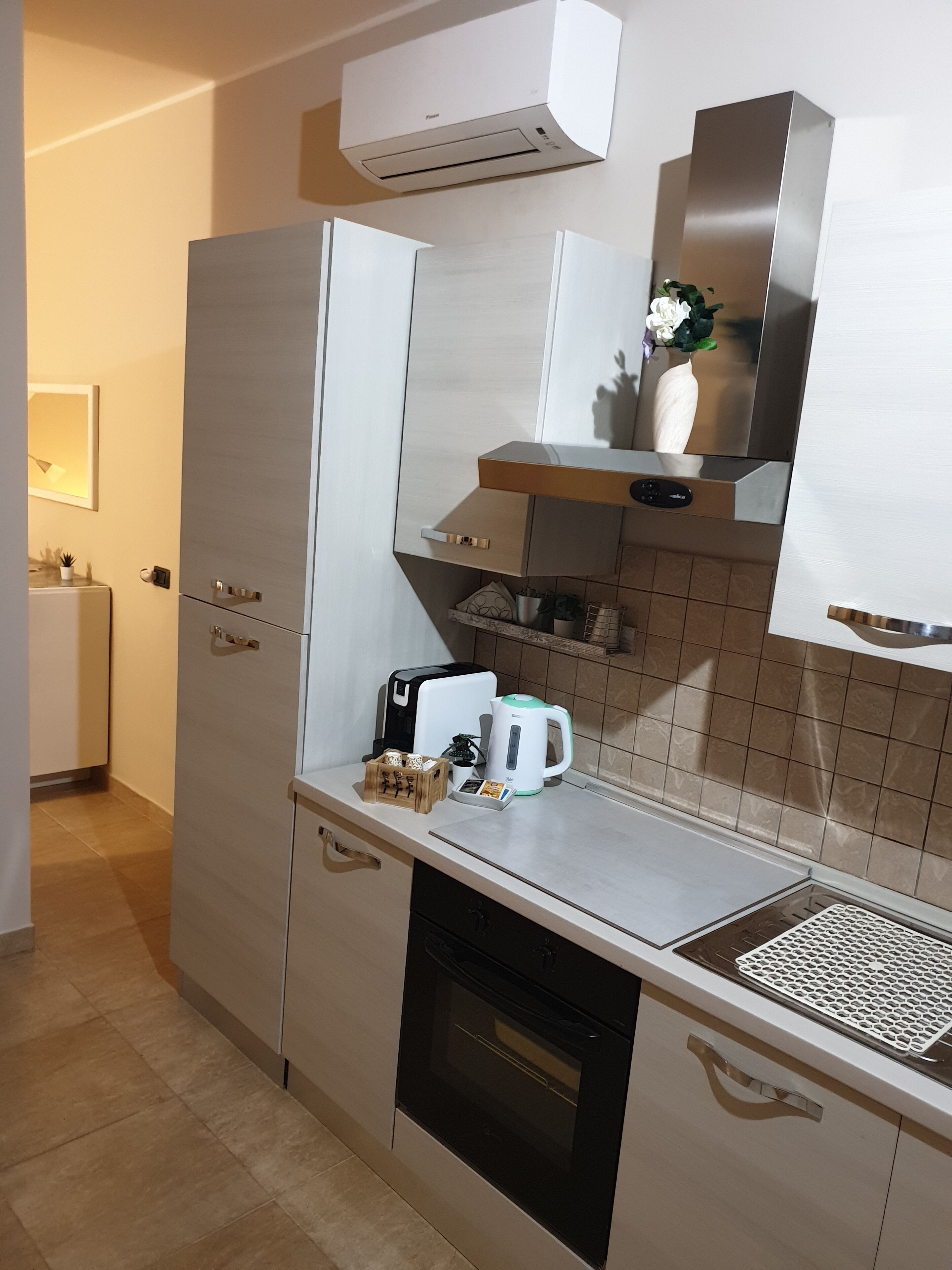 Estudio Confort | Cocina privada | Refrigerador, horno, parrilla de estufa y cafetera de espresso 