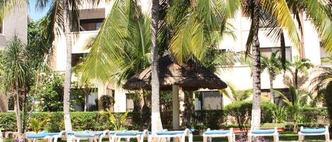 Una piscina al aire libre