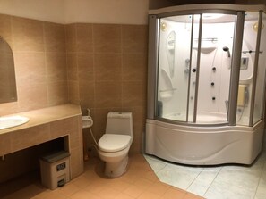 3-Bedroom Private Pool Villa | Badezimmer | Komfortbadewanne, kostenlose Toilettenartikel, Handtücher
