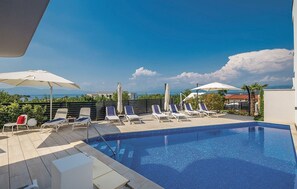 Piscine extérieure (ouverte en saison)