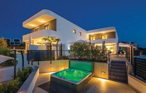 A modern two-story house with a swimming pool, hot tub, and outdoor seating area. - JAZZ at Rova Villa Luna (Malinska-Dubasnica)