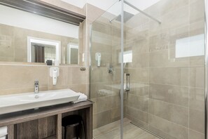Luxury-Villa, 4 Schlafzimmer, eigener Pool, Meerblick | Dusche im Bad
