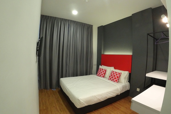 Superior Deluxe | Desk, rollaway beds, free WiFi, bed sheets
