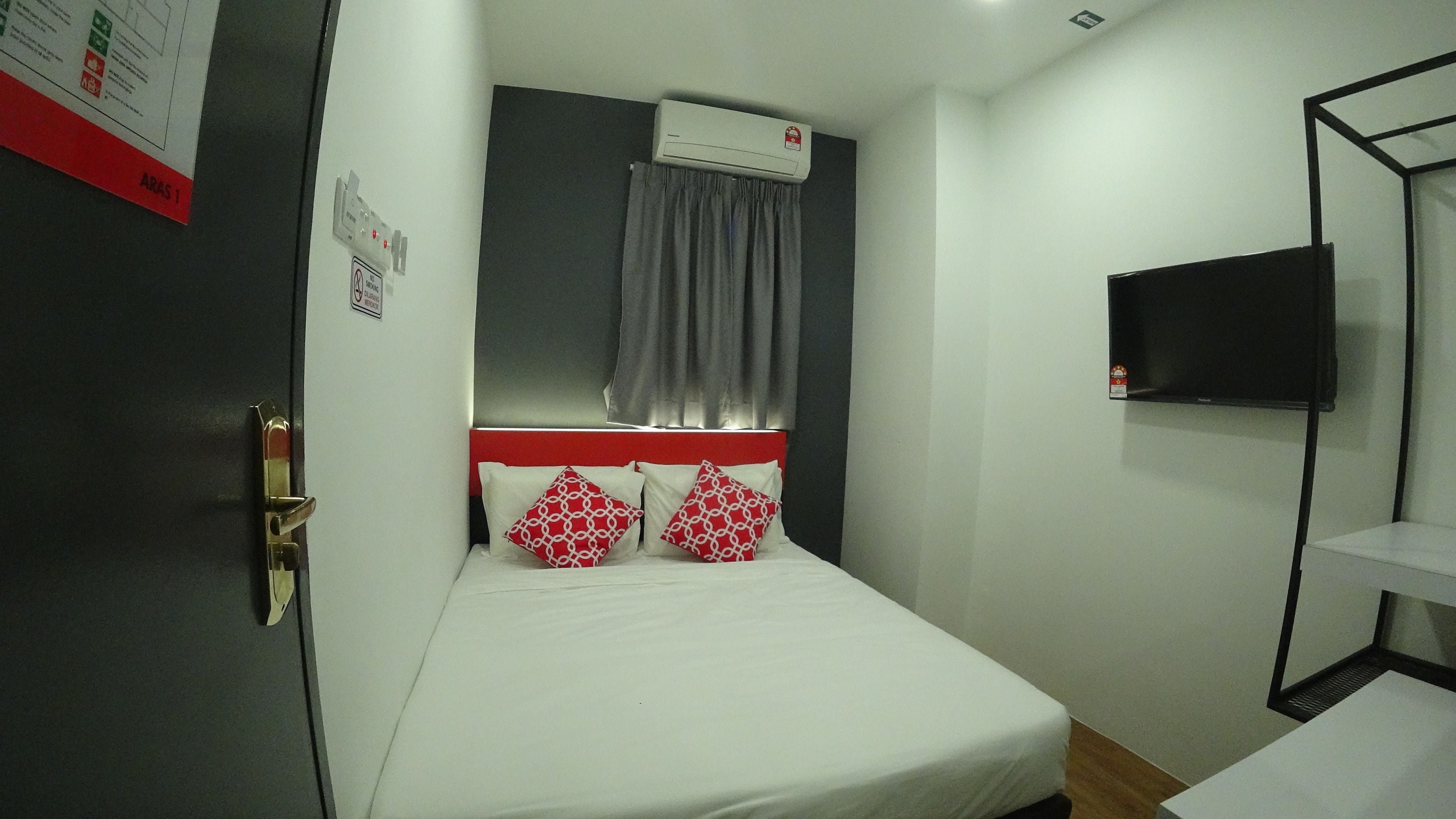 deluxe | desk, rollaway beds, free wifi, bed sheets