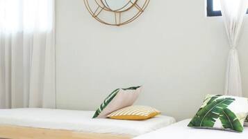 Vila família, 2 quartos, vista para o jardim, no jardim (King, Shared Common Space) | 2 quartos, cofres nos quartos, escrivaninha