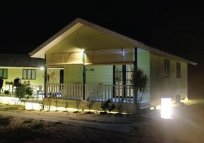 Façade de l’hébergement - soirée/nuit