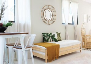 Perhehuvila, 2 makuuhuonetta, näköala puutarhaan, puutarha-alue (King, Shared Common Space) | 2 makuuhuonetta, tallelokero huoneessa, työpöytä