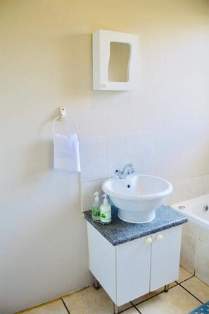 Hair dryer, towels - your hoe in the middle of 4 mall and 15 minute away to island water world. (JOHANNESBURG)