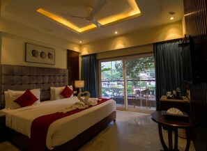 Superior-Suite, 1 Queen-Bett, Poolblick | Hochwertige Bettwaren, Betten mit Memory-Foam-Matratzen, Minibar