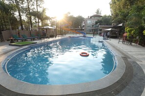 Außenpool, geöffnet von 07:00 Uhr bis 19:00 Uhr, Sonnenschirme