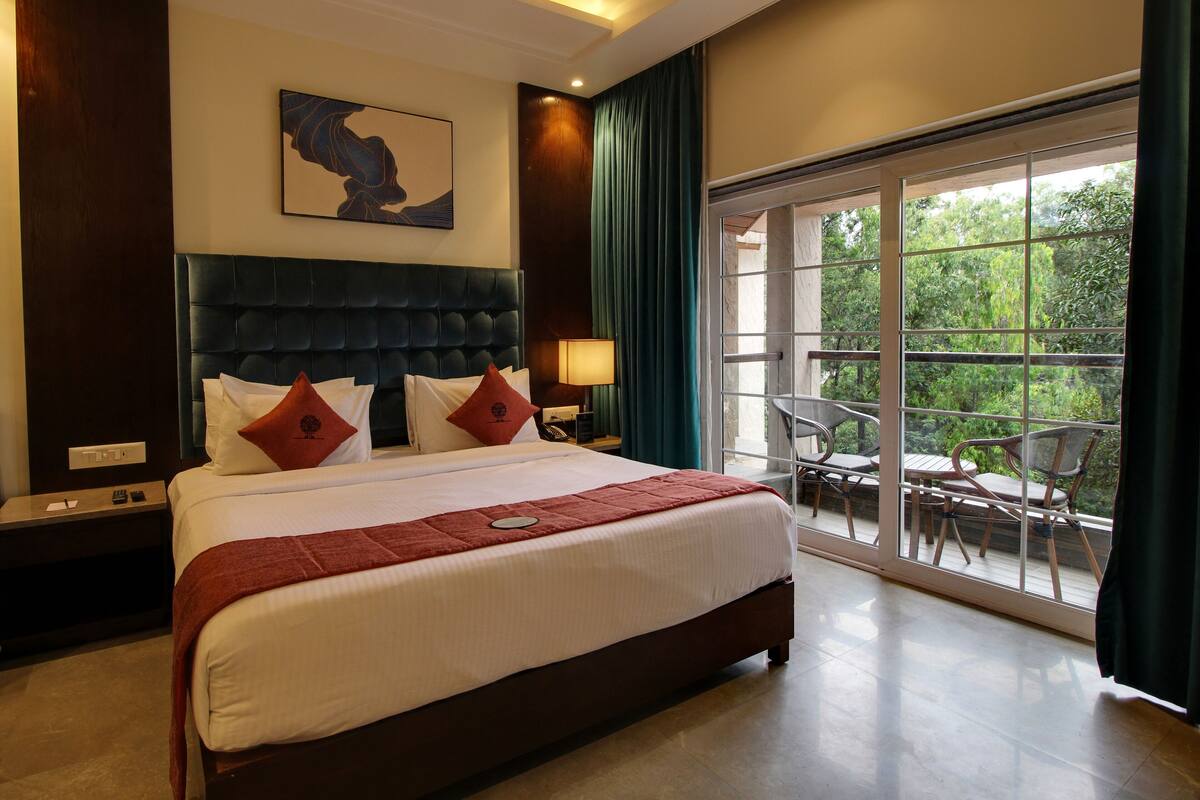 Executive-Doppelzimmer, 1 Queen-Bett | Wohnzimmer | 40-Zoll-LED-Fernseher mit Kabelempfang, Fernseher