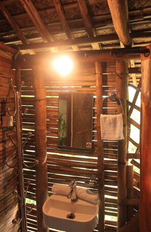 Casa Conforten un árbol, no fumadores, vistas al jardín | Lavabo del cuarto de baño