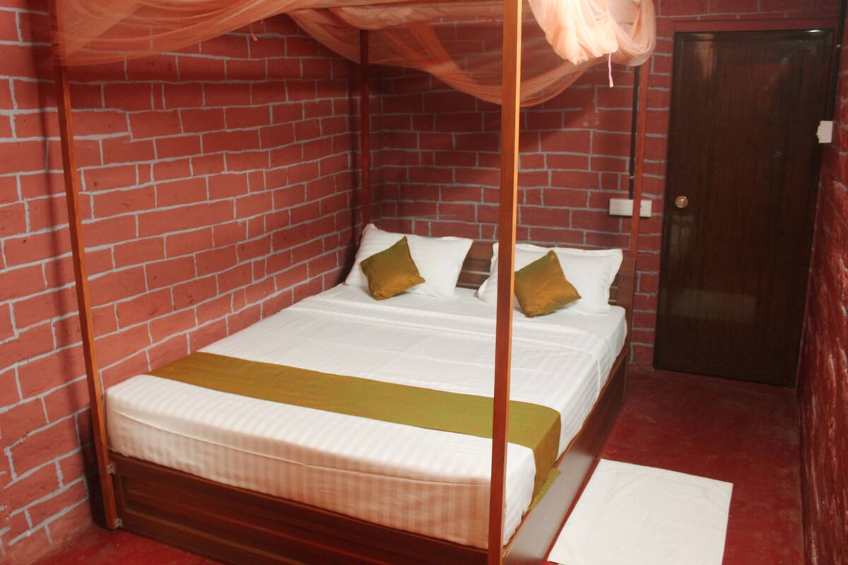 1 bedroom, free wired internet, bed sheets