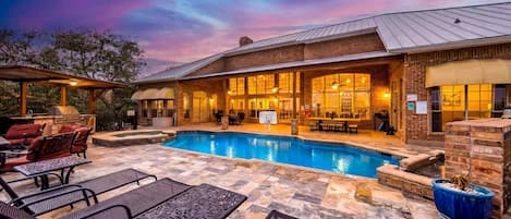 Utendørsbasseng og et oppvarmet basseng