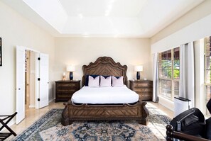 6 bedrooms, desk, iron/ironing board, free WiFi - Experience Vista Grande: 4600 sq ft. of Luxury - Heatable Pool and City Views (Helotes)