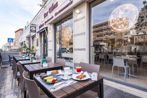 Frukost med lokala rÀtter varje dag (EUR 5 per person)