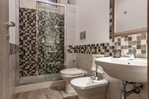 Classic Apartment, 1 Bedroom (3) | Bathroom | Shower, rainfall showerhead, hair dryer, bidet - Residence Agatocle (Syracuse)