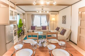 Familienapartment (Tennoji, E01) | Wohnzimmer | 32-Zoll-Flachbildfernseher mit Digitalempfang, Fernseher