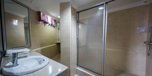 Doccia, pantofole, bidet, asciugamani