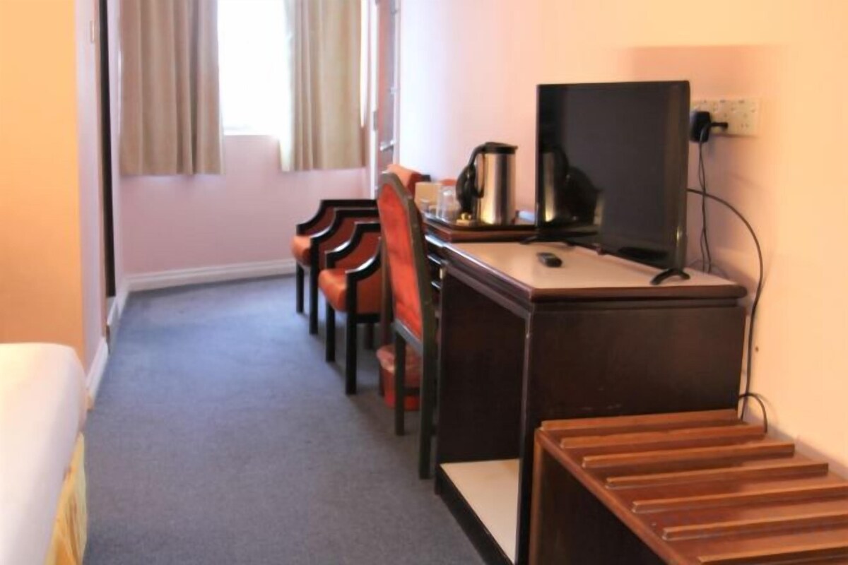 Desk, WiFi (free)