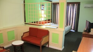 Quarto quádruplo superior | Sala de estar | TV de tela plana
